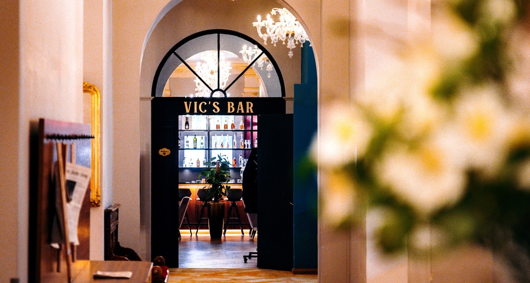 VicsBar.jpg