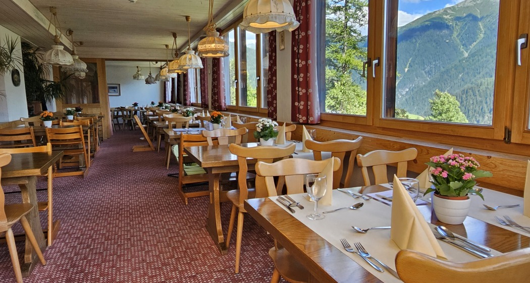 Aparthotel Muchetta - Davos Wiesen - Hotelrestaurant Tische - (c) AHM.jpg
