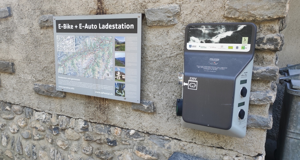 E-Bike Ladestation, Gasthaus Rathaus, Safien Platz (nsp_img_5bf2ab8)