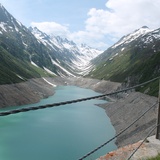Lai Curnera im Juni. Der See ist noch nicht gefüllt.