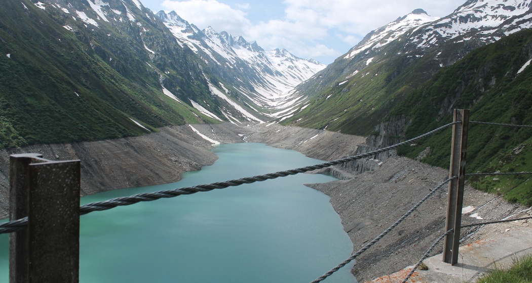 Lai Curnera im Juni. Der See ist noch nicht gefüllt.