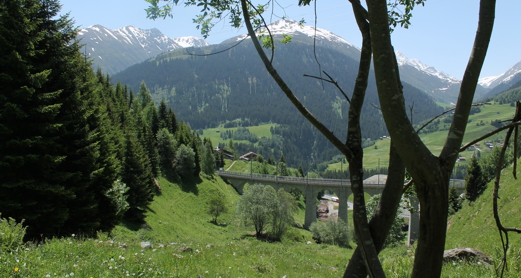 Über den Bahnviadukt im Val Bugnei
