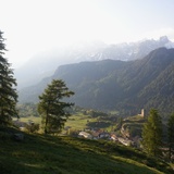 Au-dessus d'Ardez avec vue sur la ruine Steinsberg.