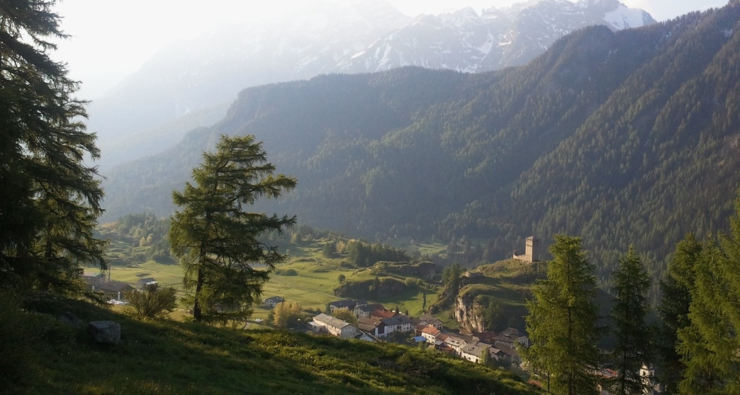 Oberhalb von Ardez mit Blick auf die Ruine Steinsberg.