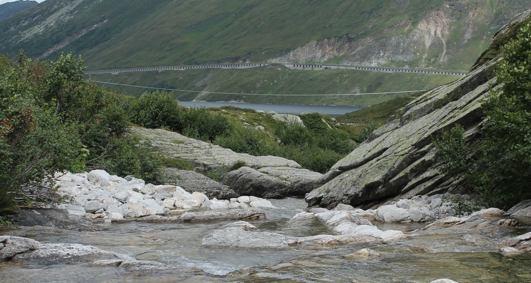 Rein da Medel mit Gallerie im Hintergrund