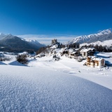 Tarasp mit Schlosskulisse im Unterengadin