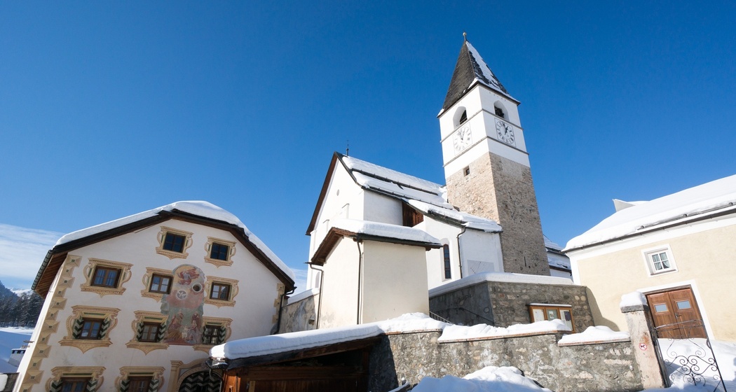 Dreifaltigkeitskirche in Tarasp Fontana.