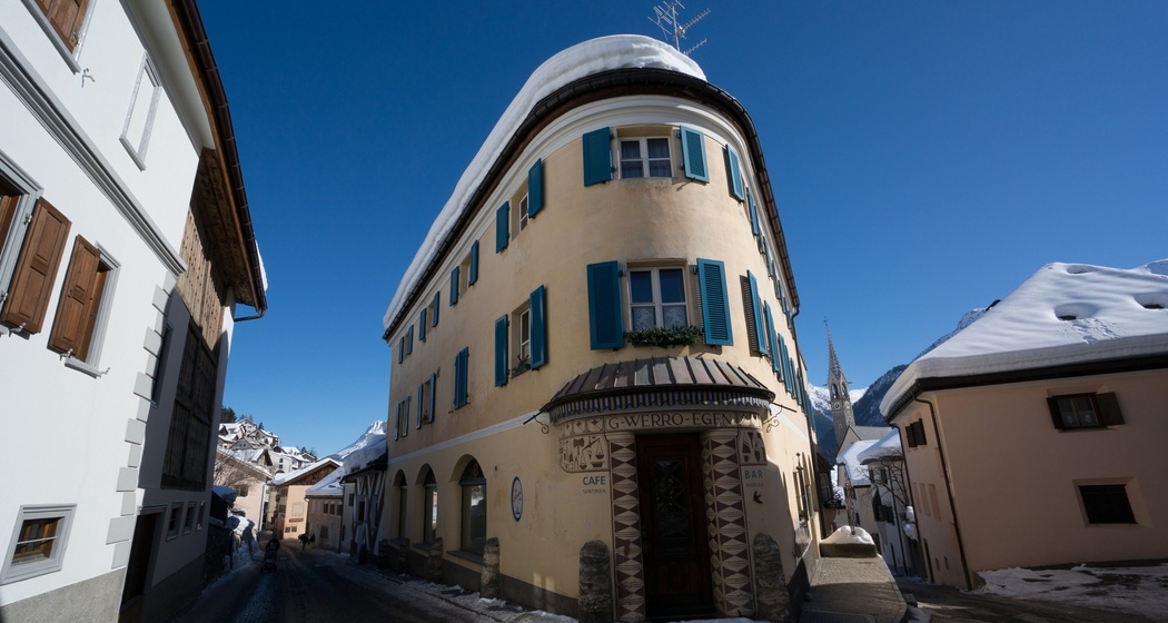 Engadiner Haus im Dorf Sent