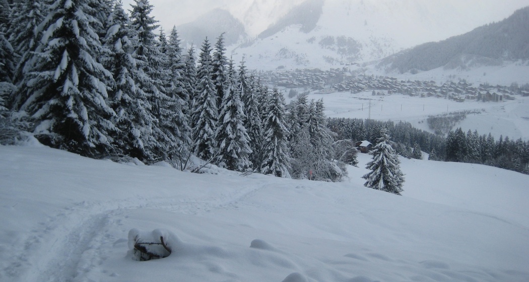 Bevor es in den Wald hinein geht, mit Sedrun im Hintergrund