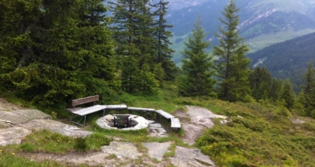 Feuerstelle Kristallloch; Foto: Remo Tönz