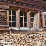 Stilvolle Bauernhäuser am Wegrand