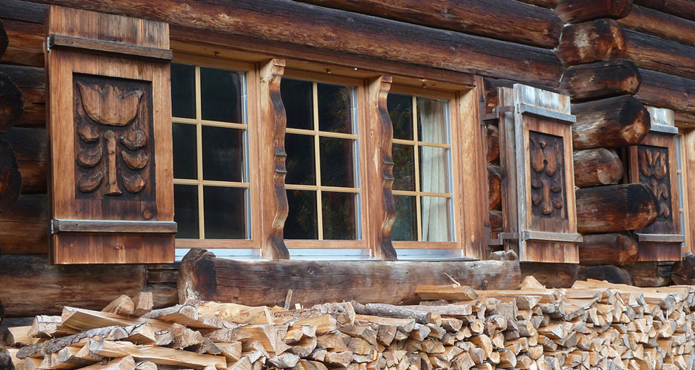 Stilvolle Bauernhäuser am Wegrand