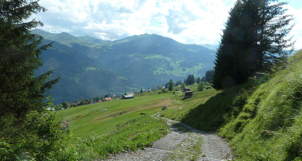 Vorbei am 'Tüfelstein' oberhalb Pany