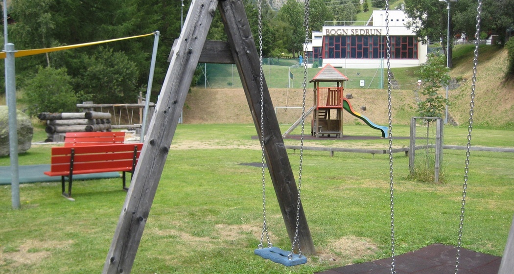 KInderspielplatz mitten im Dorf