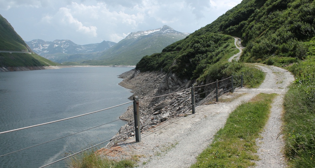 Am Stausee Santa Maria entlang