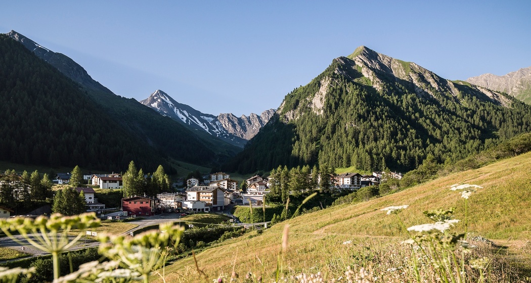 Blick über Samnaun Richtung Fuorcla Maisas und Muttler