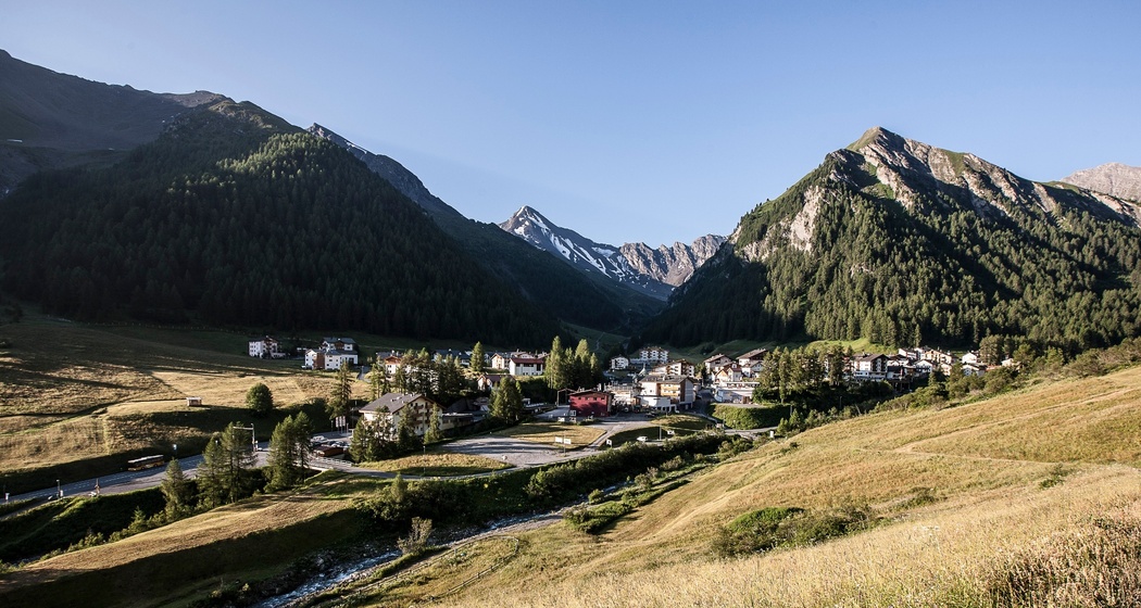 Blick über Samnaun Richtung Fuorcla Maisas und Muttler