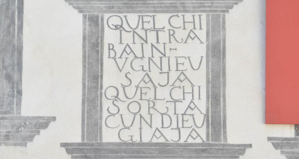 "Wer hereinkommt sei willkommen, wer scheidet gehe mit Gott", so die romanische Inschrift an der Frontfassade.