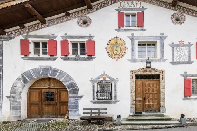 Das Haus von J.P. Schmidt. Die Malereien an der Strassenfassade wurden 1981 in Anlehnung an frühere Verzierungen erneuert.