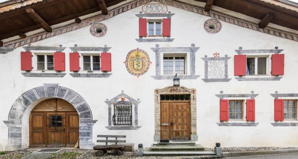 Das Haus von J.P. Schmidt. Die Malereien an der Strassenfassade wurden 1981 in Anlehnung an frühere Verzierungen erneuert.