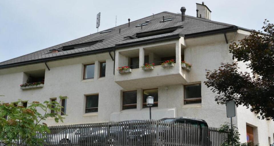 Der Balkon auf der Gebäuderückseite ist eine moderne Form der traditionellen Laube.