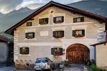 L'azienda agricola Streglia è una delle ultime due fattorie nel centro del paese di Filisur.