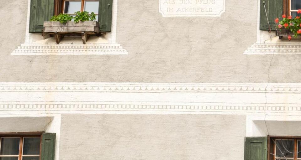 Horizontale Sgraffito-Bänder verweisen auf die Etagengliederung.