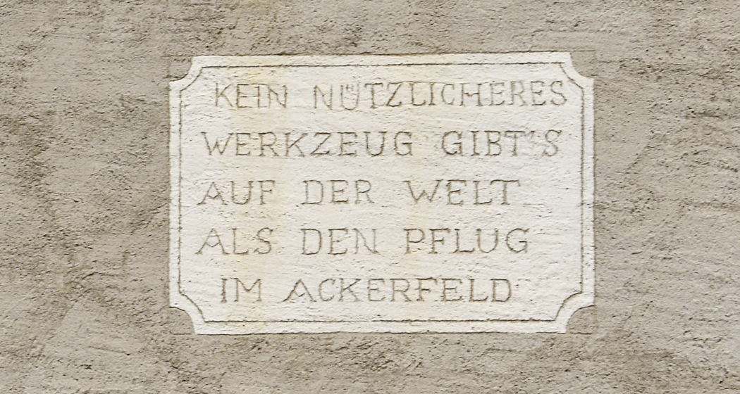 Die Inschrift auf der Giebelfassade ist Programm auf dem Hof Streglia.