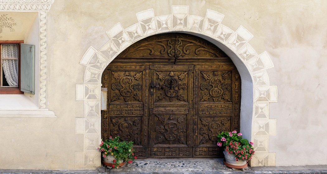 Das linke Sulèrtor von 1735 mit barocken Schnitzereien.