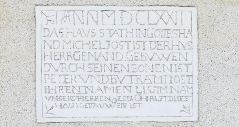 Laut Inschrift über dem Eingangsbogen wurde das Haus von Michael Jost für seine beiden Söhne gebaut.