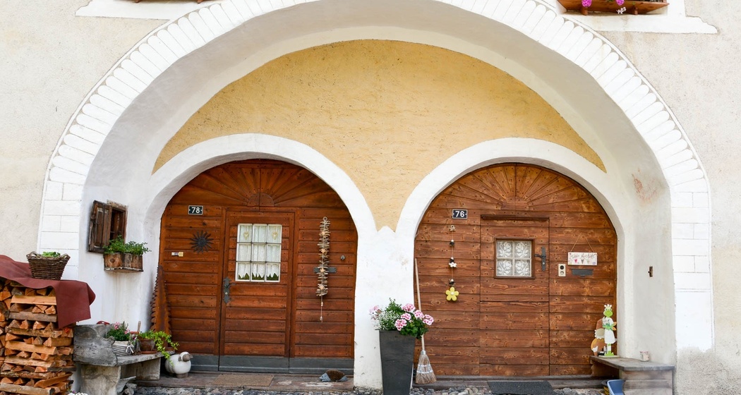 Die tiefe Bogennische umfasst die beiden Sulèrtore.