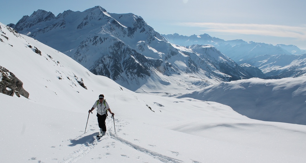Aufstieg im Hintergrund Piz Scopi
