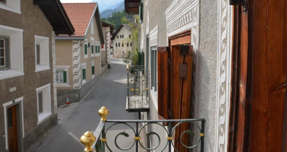 Blick vom Balkon Haus Cos auf die Dorfstrasse.
