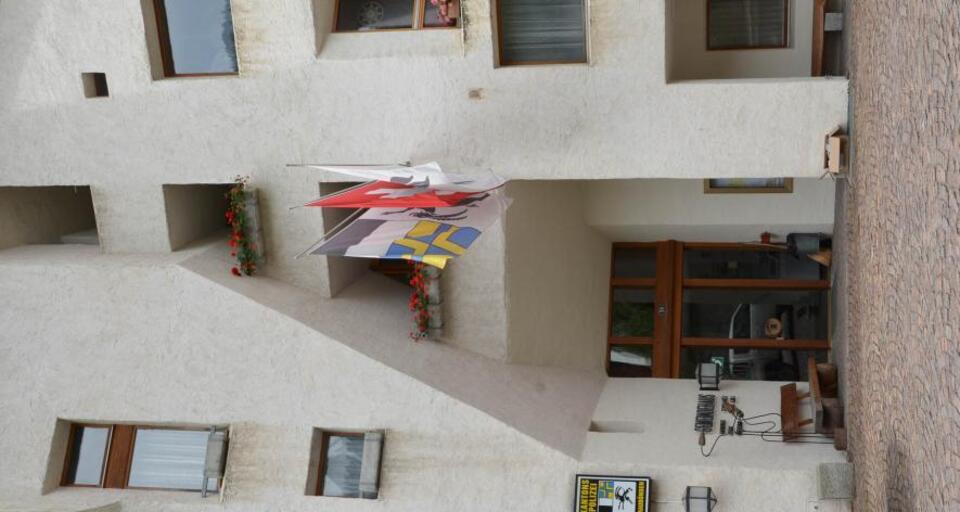 Das von der Strasse zurückgesetzte Gemeindehaus mit nach innen geknickter Fassade soll Raum schaffen.