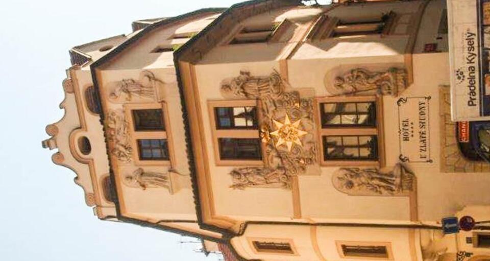 Das Haus "Zum goldenen Brunnen" steht noch heute in Prag.