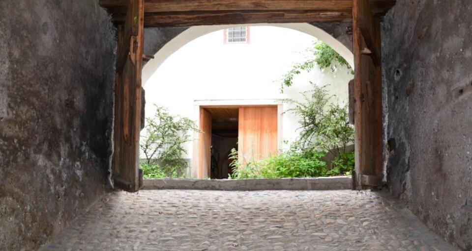 Das seitliche Portal in die abfallende Cuort.