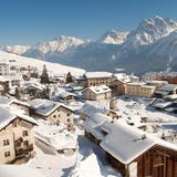 Blick über das verschneite Dorf Ftan