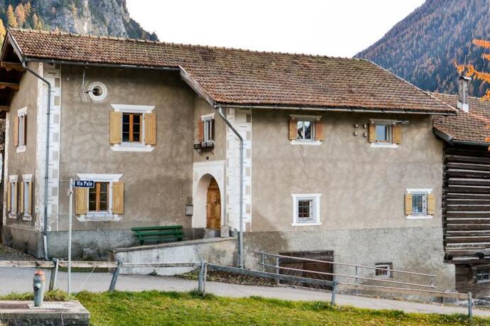 Das Haus Pol Andrea ist weitgehend ein klassisches Engadinerhaus.