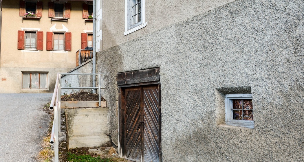 Die seitliche Cuorttüre führt in den Stall.