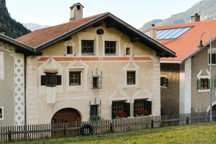 Häuserreihe mit der Chesa Jakob Schutz.