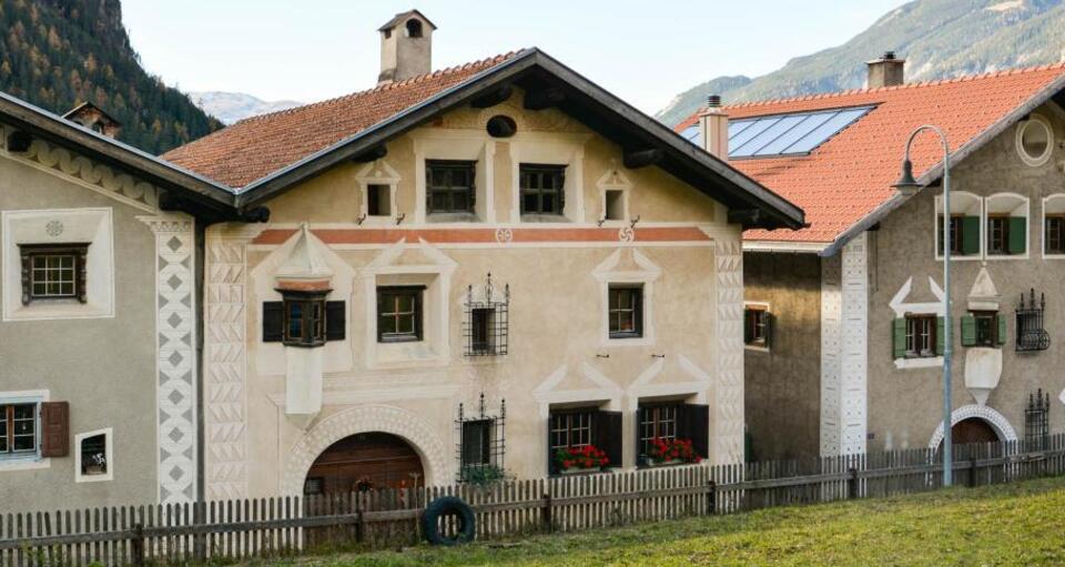 Häuserreihe mit der Chesa Jakob Schutz.