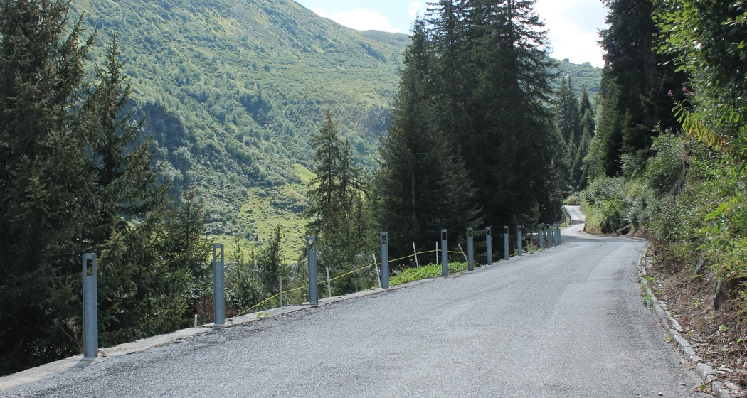 verkersarme Strasse ins Tal hinein