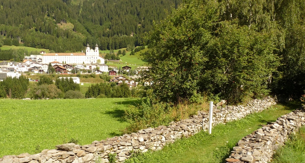 Trockenmauer mit Kloster