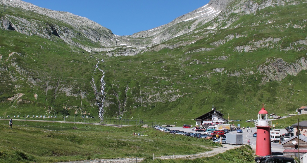 Passhöhe mit Leuchtturm