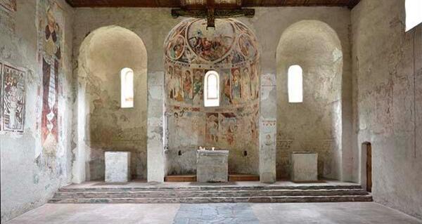 Die drei Apsiden in der Kirche St. Peter in Mistail