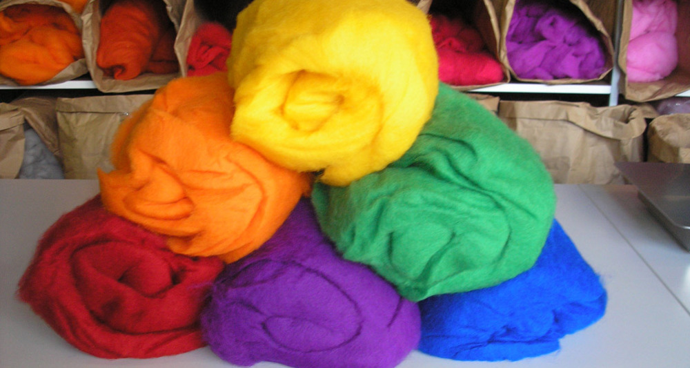 Kardwolle in verschiedenen Farben