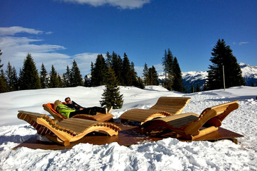 Sonnenliegen mitten im weissen Glück.