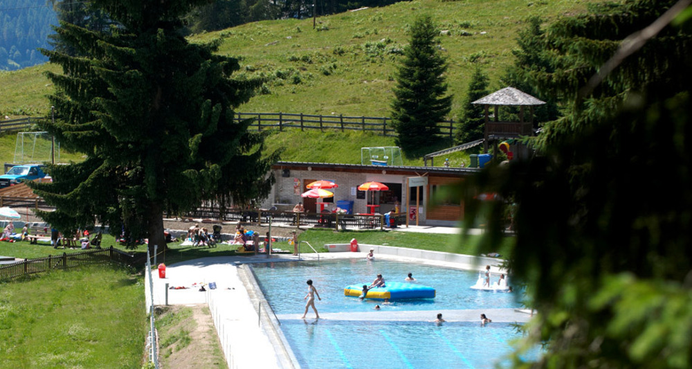 Schwimmbad und grosser Waldspielplatz runden das Angebot ab