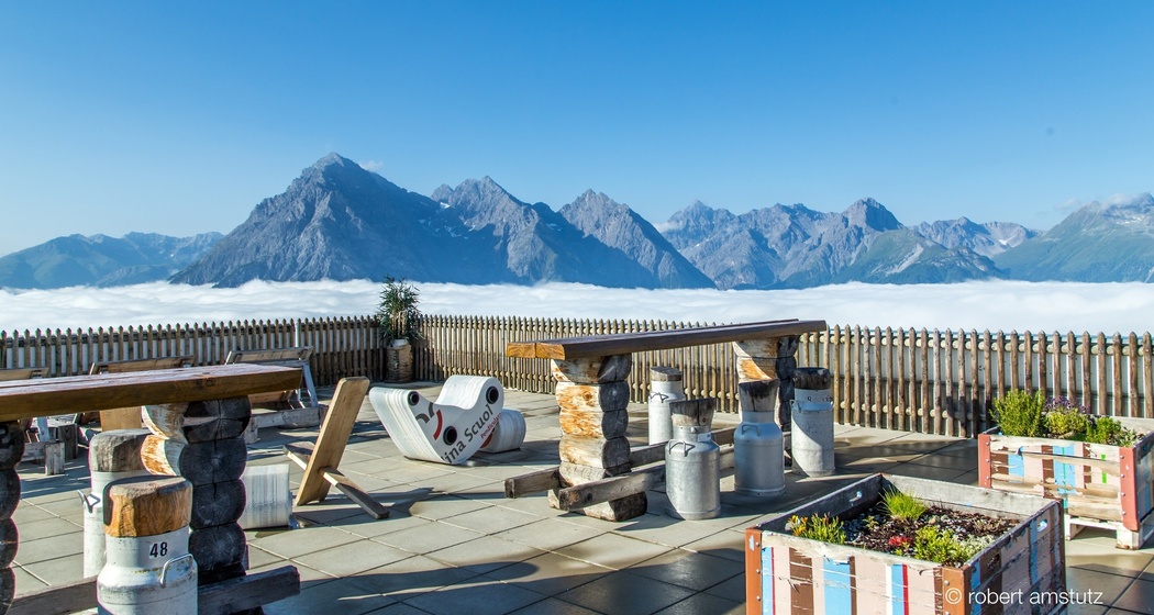 Terrasse auf Motta Naluns im Bergrestaurant La Motta