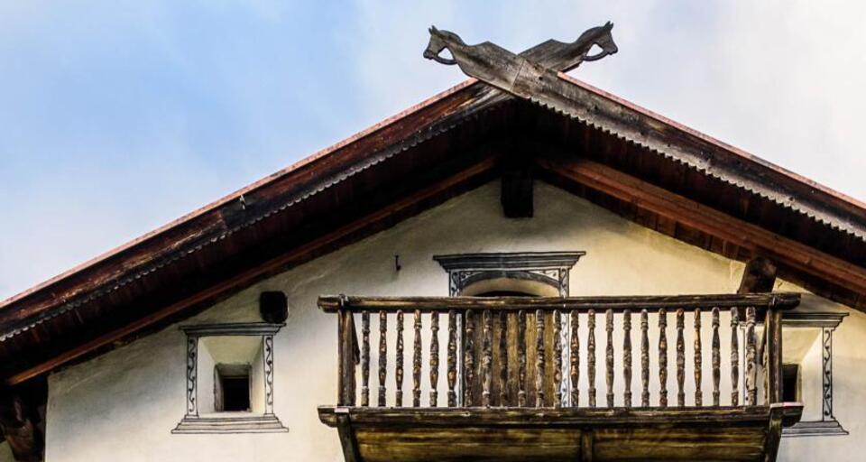 Die zwei gekreuzten Pferdeköpfe auf dem Dachgiebel.